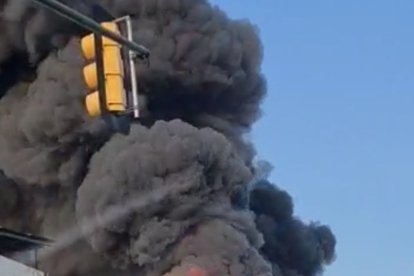 Las llamas y el humos se ven a cuadras de distancia.