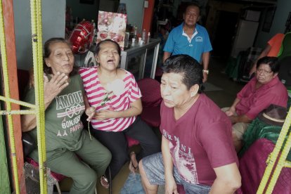 Tres generaciones celebraron a las madres en las calles 38 y Francisco Segura.