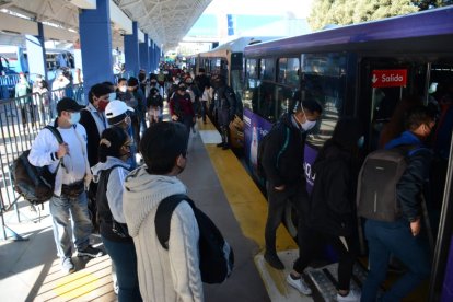 Los usuarios se desesperaban para conseguir un vehículo que los traslade a sus destinos.