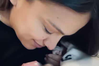 La joven, por fin, pudo sostener a su bebé en brazos.