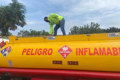 Un agente policial revisa el tanquero cargado de combustible.