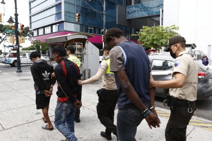 Los individuos fueron llevados al cuartel Modelo para confirmar sus identidades.