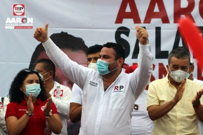 El polémico mitin fue incluso presenciado por niños.
