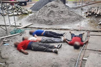 A pesar de que los albañiles recibieron los primeros auxilios, no resistieron a los gases tóxicos.