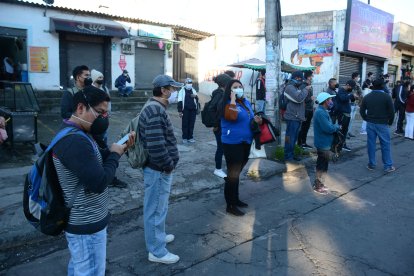 Las personas estaban preocupadas porque no había buses. Muchos paraban taxis y busetas en plena calle.