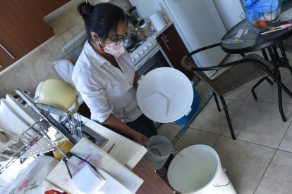 Los moradores recogen agua en baldes para solventar el consumo del líquido vital para alimentación.