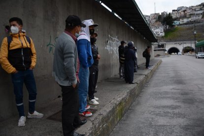 Furgonetas aprovecharon para trasladar a los usuarios por costos de entre $0.50 hasta $ 1.50 según la distancia.