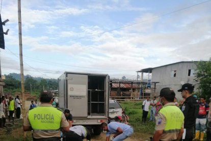 El cadáver fue retirado por personal de Medicina Legal. Uno de los primeros datos mostraba que tenía heridas de machete.