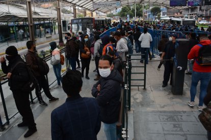 Las paradas del transporte municipal estuvieron llenas.