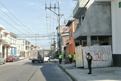 Agentes de la Policía acordonaron el área para buscar indicios.