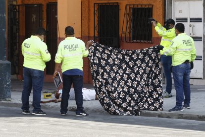 La víctima quedó tendida en la vereda, afuera de su casa.