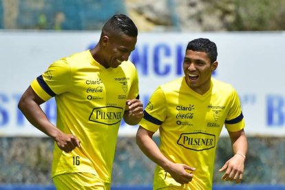 Antonio Valencia y Jefferson Montero, entrenando con la selección de Ecuador.