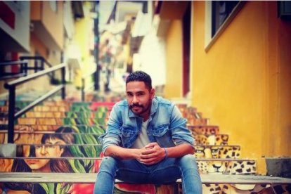 El cantante perdió la pierna derecha y su brazo izquierdo necesita cirugía.