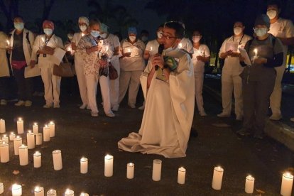 El personal médico y los familiares de los pacientes internados por la pandemia se unen oración.