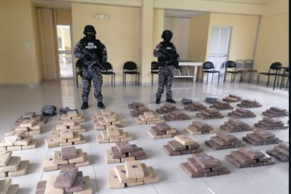 Los paquete tipo ladrillo, de la marihuana incautada en Carchi.