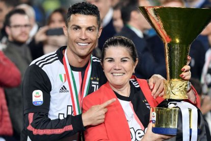 Cristiano Ronaldo junto a su madre Dolores Aveiro.