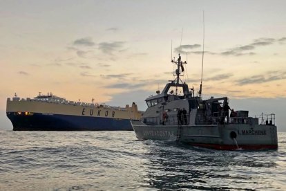 Personal del Ministerio de Salud se acercó al buque para tomar pruebas a los tripulantes.