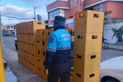 Se encontró, al menos, un centenar de jabas de cerveza.