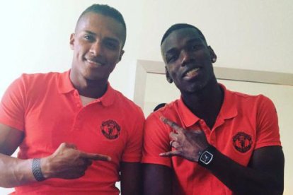 Antonio Valencia y Pául Pogba en el Manchester United.