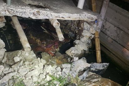 Un costado del pozo fue destruido para retirar el cuerpo.