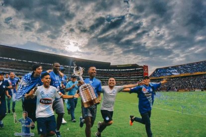 La cuanta de Twitter @BombilloPosting subió el montaje de Emelec con la Copa Libertadores 2022.