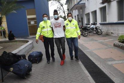Agarraron a un delincuente con el arma en la mano.