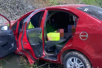 Las víctimas se movilizaban en este auto.