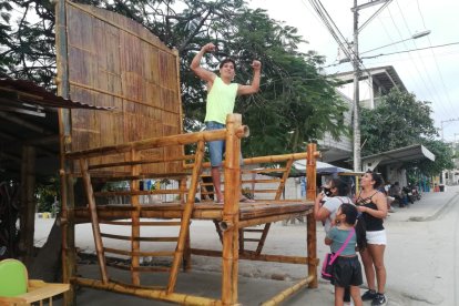 Los primeros turistas que posaron ante la silla gigante elaborada con cañas guaduas.