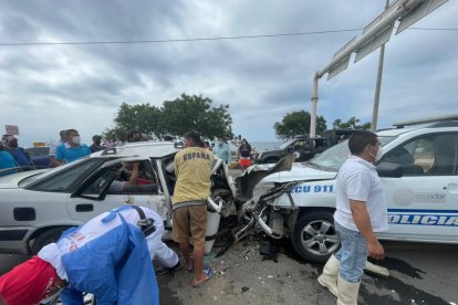 Agentes de tránsito indagan el accidente en San Mateo.