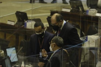 Kronfle (der.) dialoga con otros legisladores en esta tensa jornada en la Asamblea.