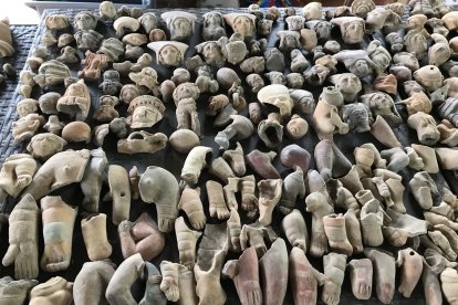 Parte de los centenares de piezas que son clasificadas.