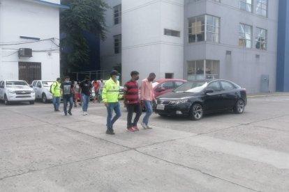 Los sospechosos y los vehículos fueron trasladados a la Unidad Judicial de Flagrancia.