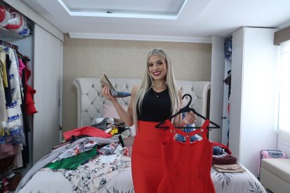 Mafer muestra su clóset a EXTRA. Es amante de todo tipo de prendas.