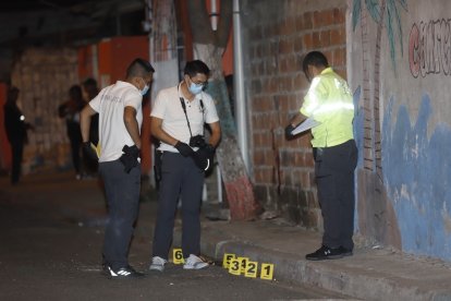 Tras ser herido, el perjudicado corrió hacia un árbol, del que se agarró antes de desplomarse.