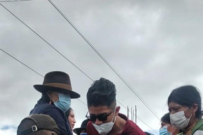 Primero detuvieron a un sospechoso de robo y luego a dos más: otro hombre y una mujer.