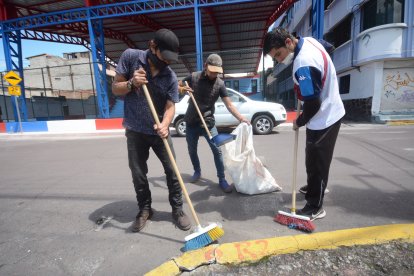 Los panas trabajando para buscarse el sustento diario.