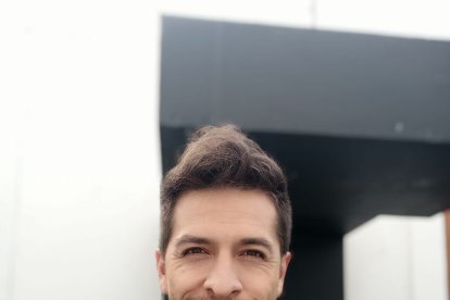 El músico eligió YouTube para presentar su canción.