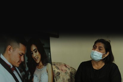 Kathy Muñoz, madre de Lisbeth, observa la foto de la boda de su hija Lisbeth y Luis Hermida.