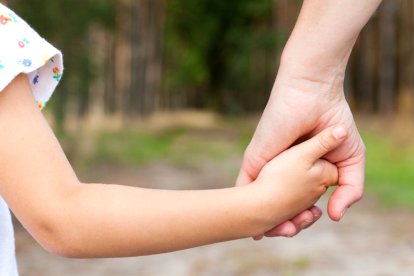 Referencial. Papá encuentra a su hija en su propia casa.