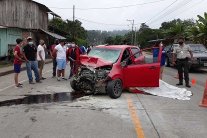 Tres de los ocupantes que viajaban en este auto murieron por el impacto.