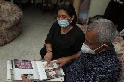 Los padres de Lisbeth, Katty Muñoz y Mario Baquerizo revisan el álbum donde guardan las fotos de su amada hijaECUADOR