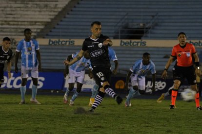 Damián Díaz convirtió el penal sancionado por el juez Roberto Sánchez (d), que determinó el triunfo de los toreros sobre 9 de Octubre.