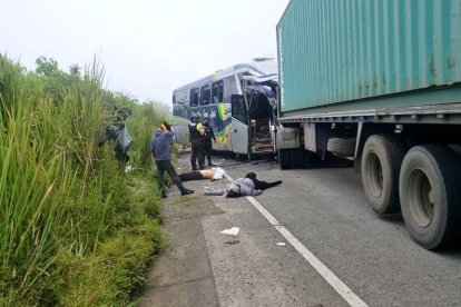 Drama, dolor y desesperación por la fuerte colisión en carretera de Cañar.