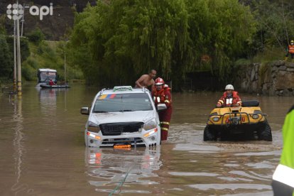 Hubo caída de árboles y rocas por el desbordamiento del río Cuenca que sufrió la capital de Azuay.