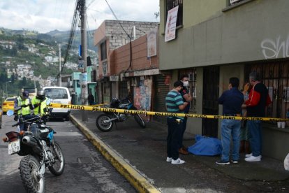 El señor cayó sobre la calle sin vida.