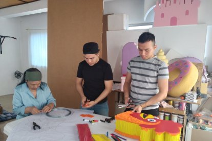 Los 'chamitos' llevan ocho años ganándose el pan a través de la piñatería.