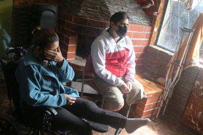 Madre e hijo viven en la casa de una pariente, en el sur de Quito. La señora tiene su pierna inmóvil mientras que él la perdió.