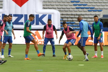 En la fecha anterior, Emelec se impuso 3-0 al Bragantino de Brasil. Alejandro Cabeza (c) comandará hoy el ataque azul.