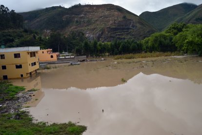 Debido a las precipitaciones, los ríos aumentaron sus caudales e inundaron diversos sectores.