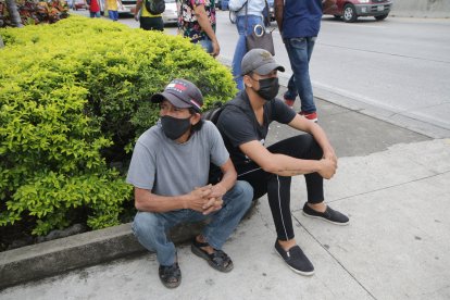 Familiares de Julio César Ortega Zumba llegaron a la morgue para retirar su cadáver.

PERIODISTA :ANNY BAZAN  

FECHA :18/05/2021 

Agencia (ag-extra)